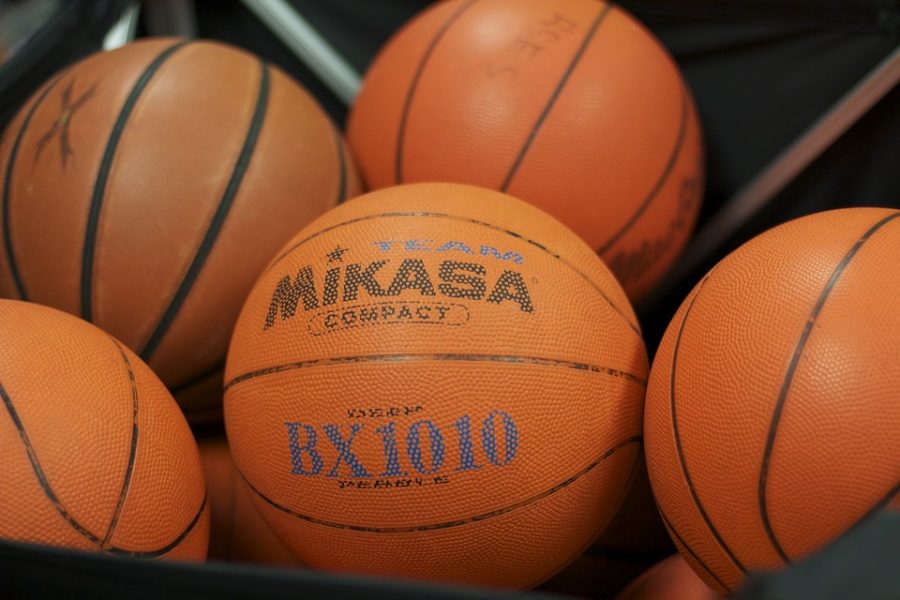 https://pixabay.com/en/basketball-balls-basket-670062/